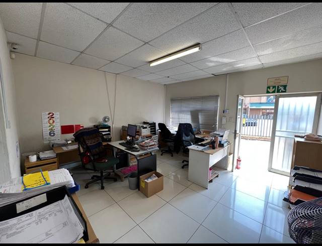 350M² WAREHOUSE TO LET IN LASER PARK